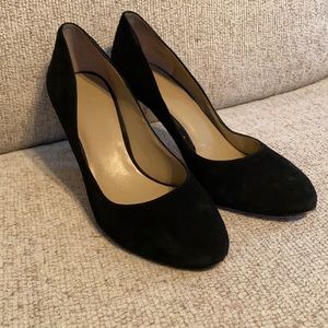 GUC - Ann Taylor Black Suede Heels Sz 8.5